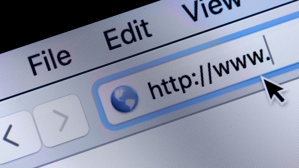 Close-up de uma barra de endereço de navegador com o cursor sobre o prefixo 'http://www.', destacando a entrada de URL típica de pesquisa na web