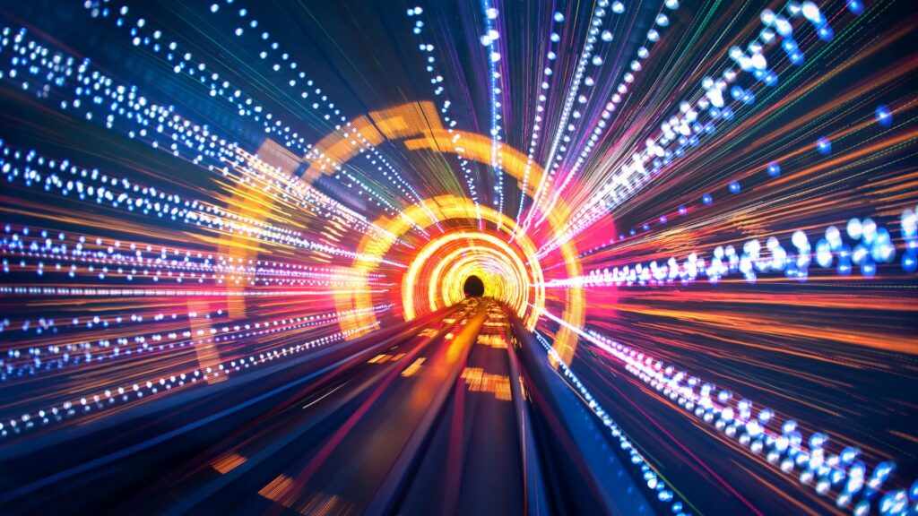 Imagem abstrata de alta velocidade, com luzes coloridas em movimento radial que simula a rapidez, representando a velocidade do site como um fator essencial para o SEO.